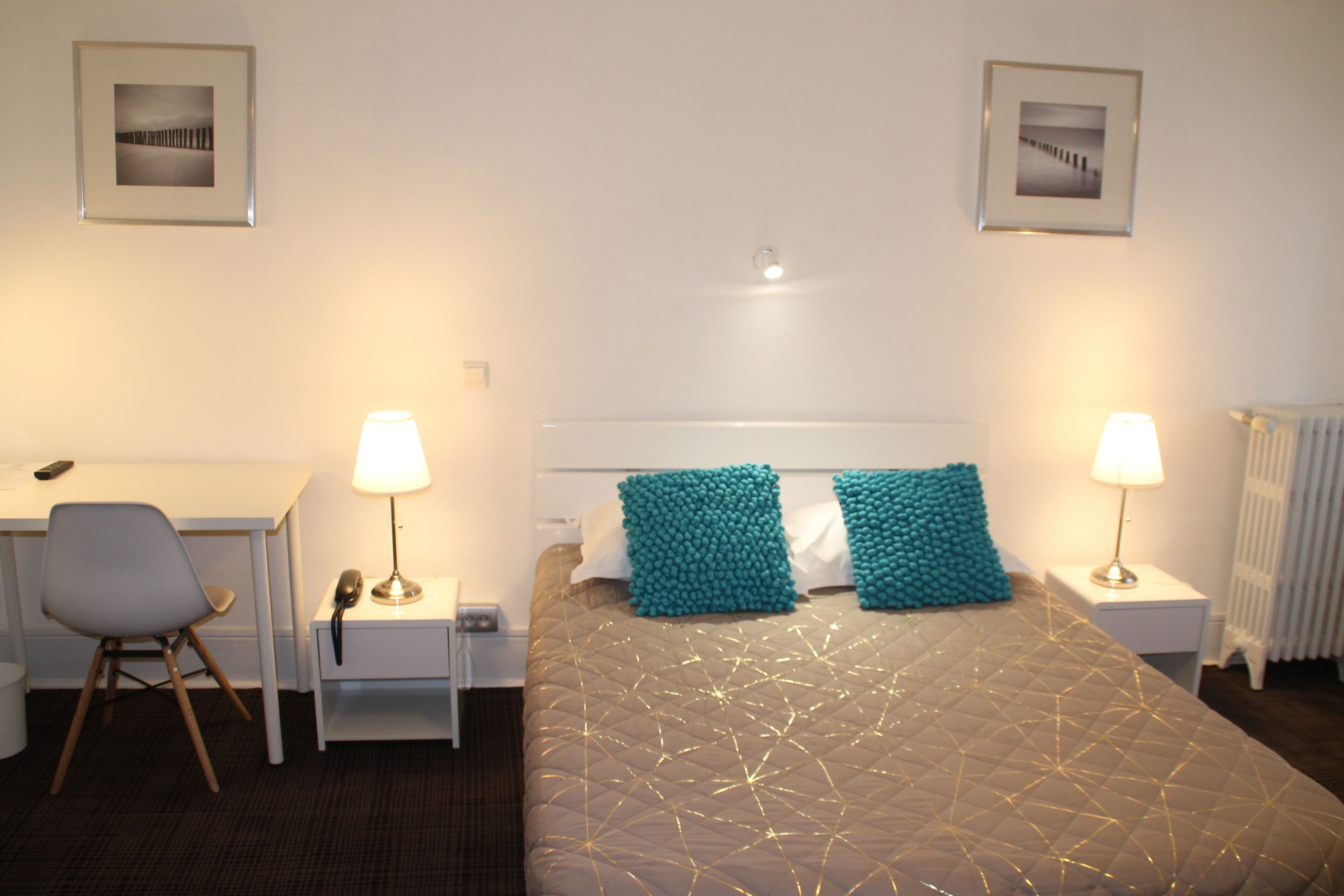 triple room | premium bedding, desk, soundproofing, free cots/infant beds