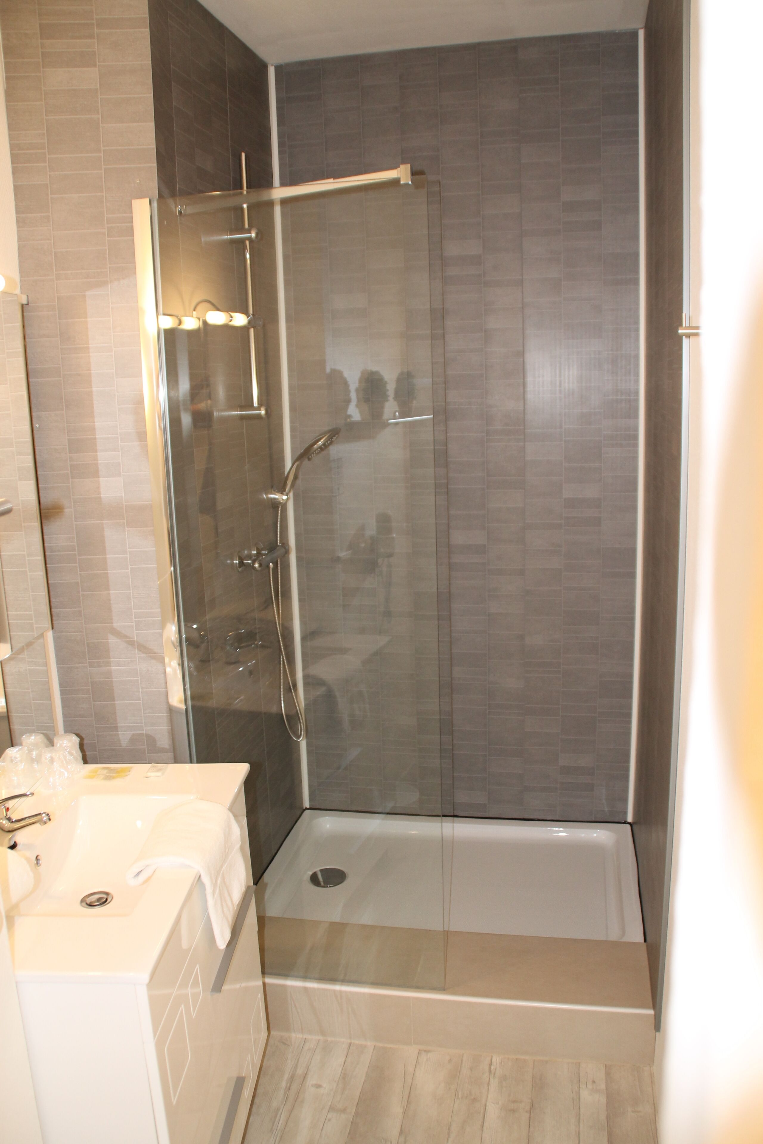 single room | bathroom | free toiletries, hair dryer, towels