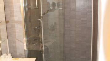 Chambre Simple | Salle de bain | Articles de toilette gratuits, sèche-cheveux, serviettes fournies