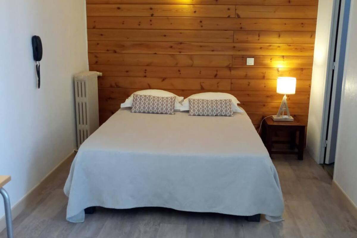 premium bedding, desk, soundproofing, free cots/infant beds