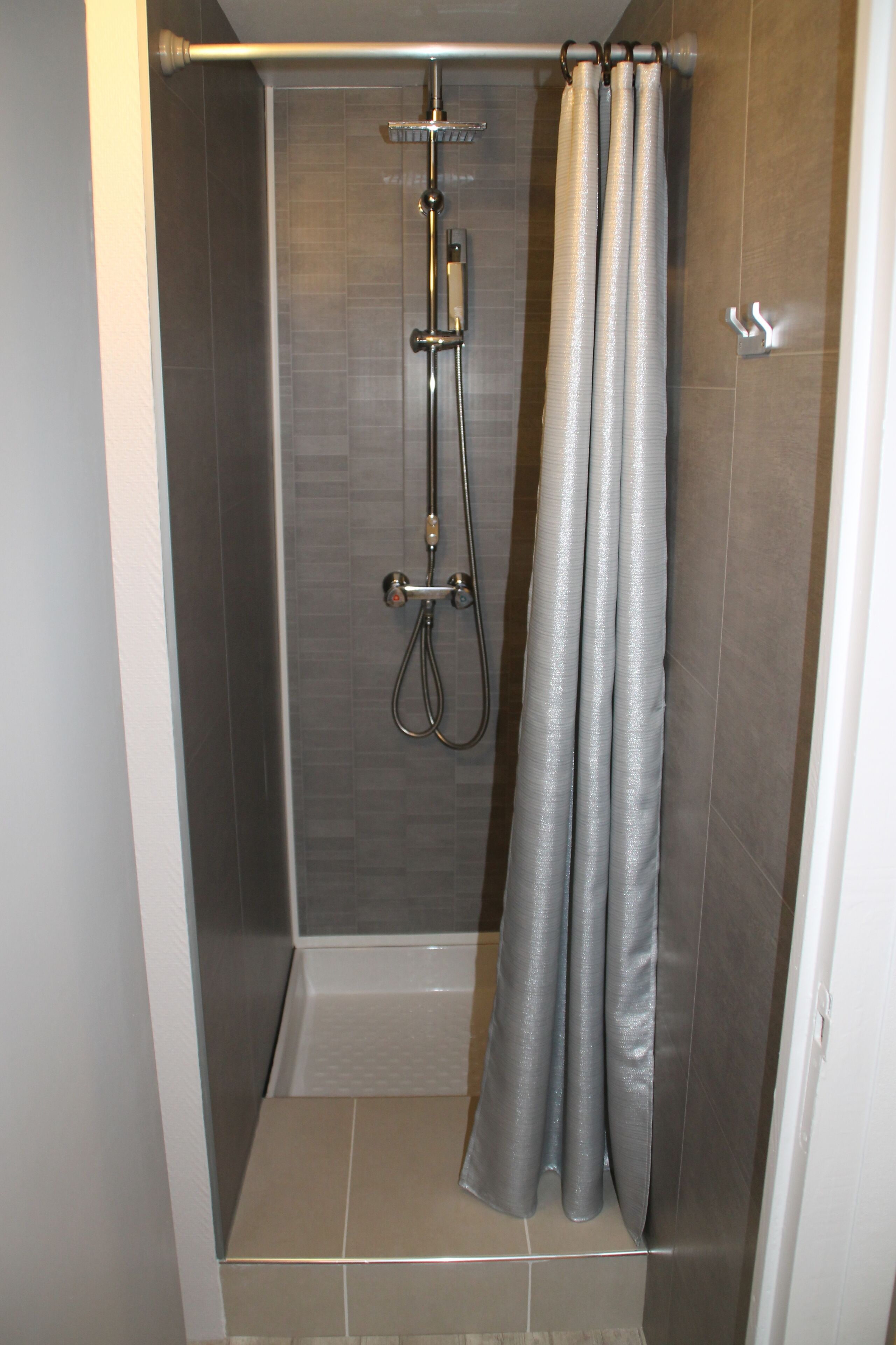standard double room | bathroom shower