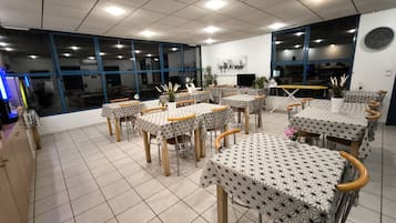 Desayuno buffet diario (EUR 7 por persona)