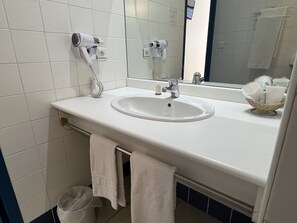 Double Room | Bathroom | Shower, free toiletries, hair dryer, towels - Hôtel Le Laury's (Onet-le-Chateau)