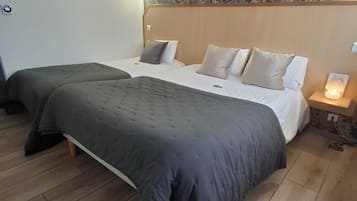 Tripla Standard | Postazione laptop, insonorizzazione, ferro/asse da stiro, Wi-Fi gratuito