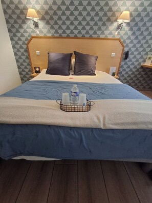 Superior Double Room | Laptop workspace, soundproofing, iron/ironing board, free WiFi - Hôtel Le Laury's (Onet-le-Chateau)