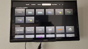 Una pantalla de televisión mostrando varios logotipos de canales, incluyendo Canal+, Canal+ Docs, Canal+ Kids, entre otros.