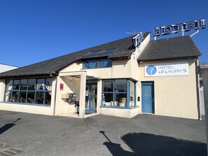 Exterior - Hôtel Le Laury's (Onet-le-Chateau)