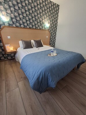 Double Room | Laptop workspace, soundproofing, iron/ironing board, free WiFi - Hôtel Le Laury's (Onet-le-Chateau)