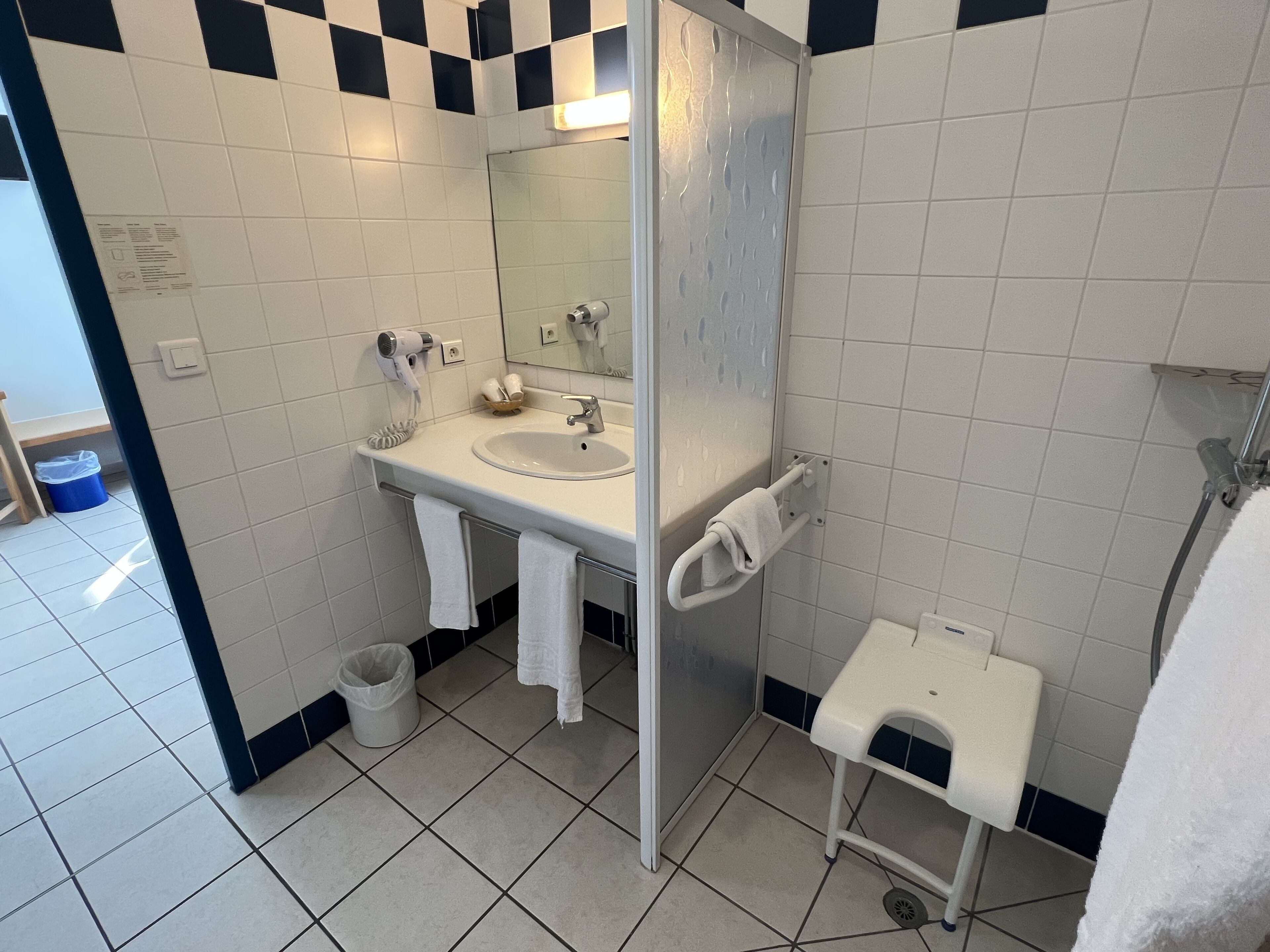 exclusive double room | bathroom | shower, free toiletries, hair dryer, towels