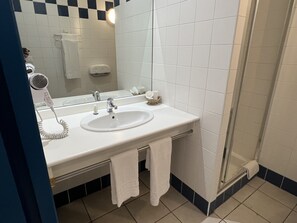 Standard Triple Room | Bathroom | Shower, free toiletries, hair dryer, towels - Hôtel Le Laury's (Onet-le-Chateau)