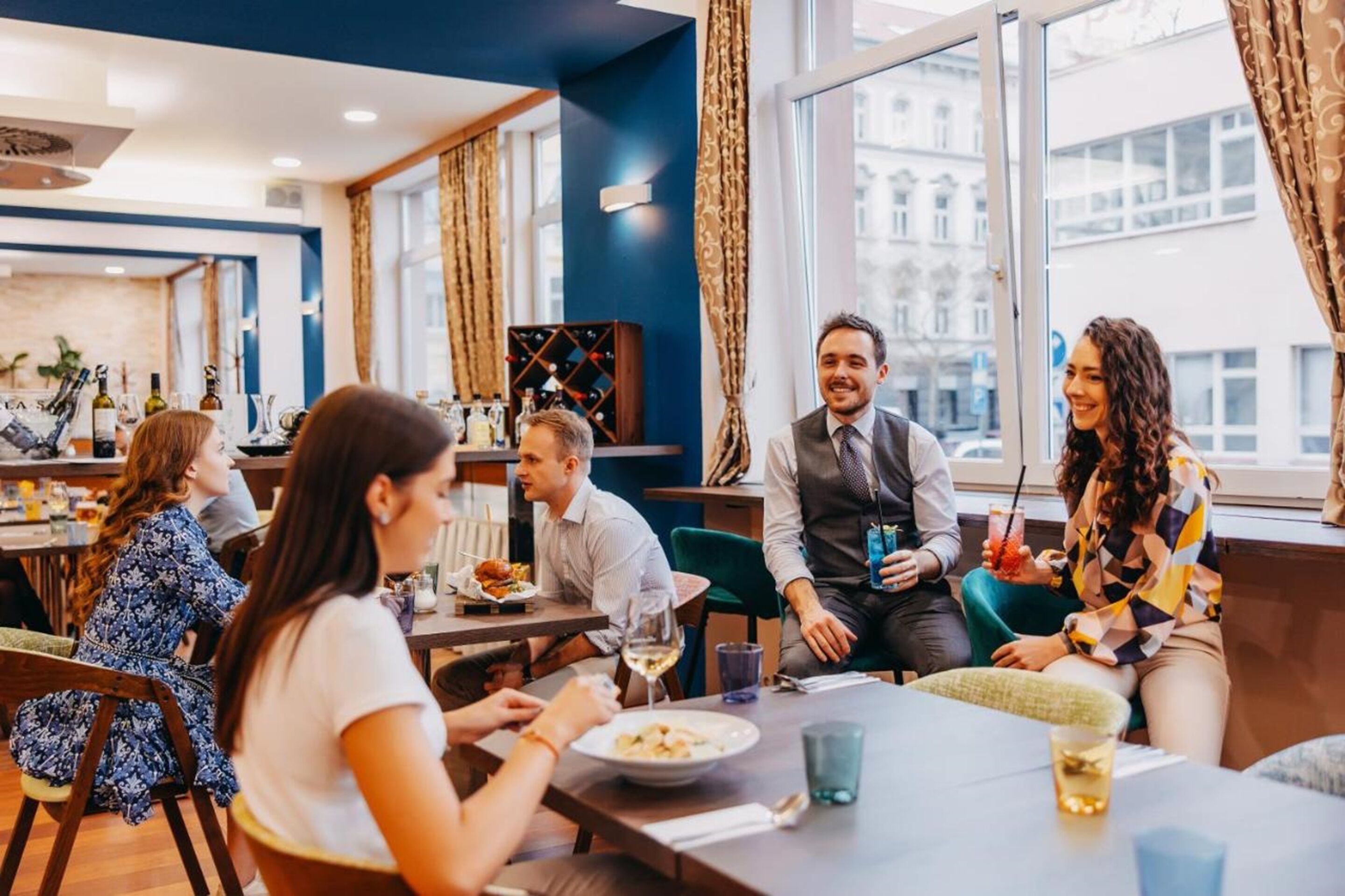 breakfast and lunch served, international cuisine