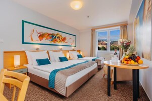 Triple Room | Blackout drapes, soundproofing, free WiFi, bed sheets