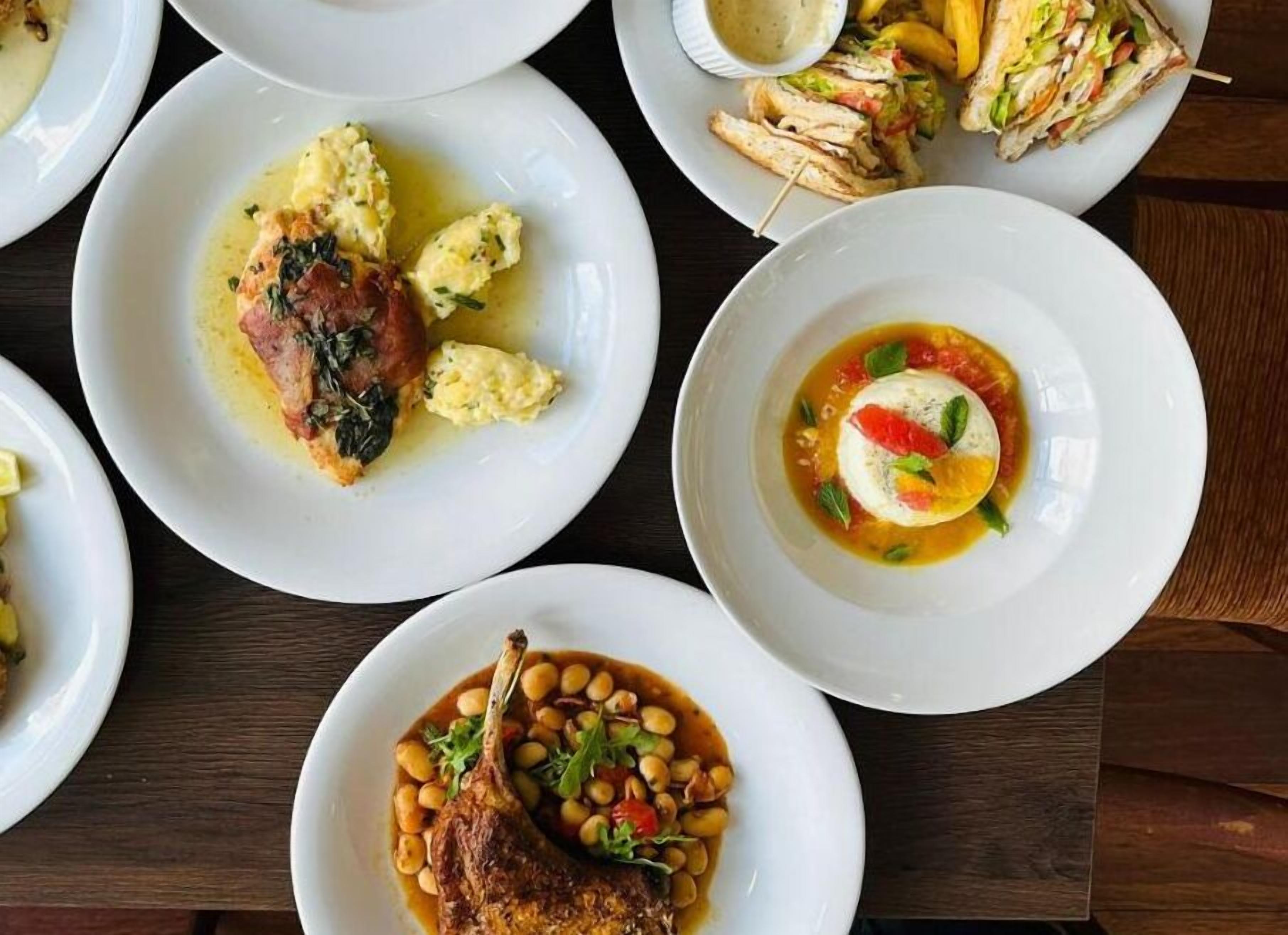 breakfast and lunch served, international cuisine