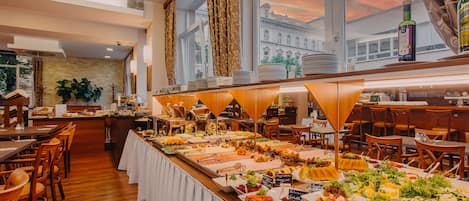 Tägliches Frühstücksbuffet (16 EUR pro Person)