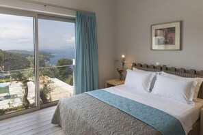 Villa de diseñador, 4 habitaciones, vista a la playa | 4 habitaciones y caja de seguridad en la habitación 