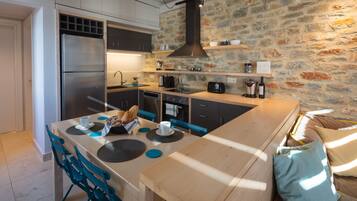 Fridge, oven, stovetop, dishwasher