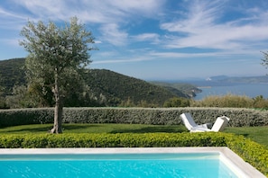 A pool with a view of a mountainous landscape and a body of water. - Atrium Villas (Skiathos)