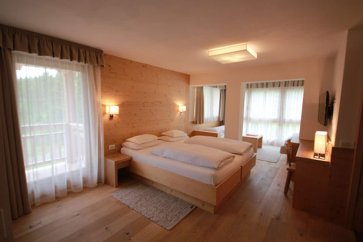 Superior kamer, 1 twee- of 2 eenpersoonsbedden | 1 slaapkamer, een minibar, een kluis op de kamer, een bureau