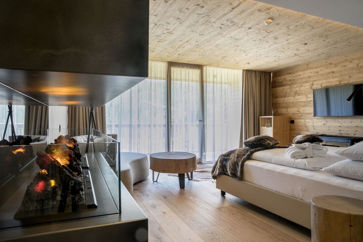 Suite (Garden) | 1 slaapkamer, een minibar, een kluis op de kamer, een bureau