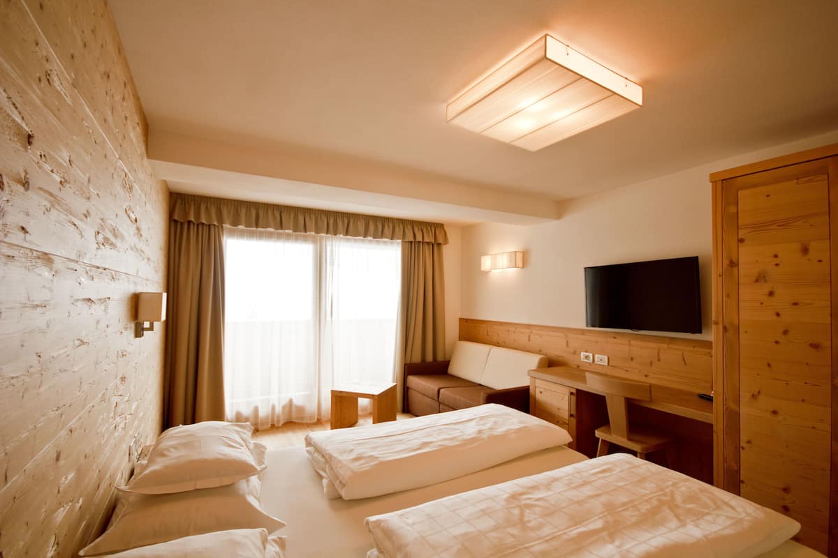 Comfort kamer, 1 twee- of 2 eenpersoonsbedden | 1 slaapkamer, een minibar, een kluis op de kamer, een bureau