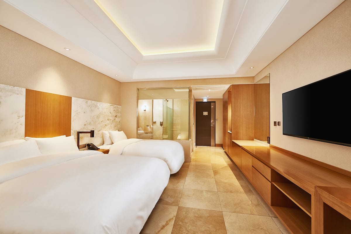 1 bedroom, premium bedding, down duvets, in-room safe