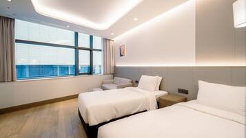 Modern Deluxe Twin | 1 bedroom, premium bedding, down comforters, in-room safe