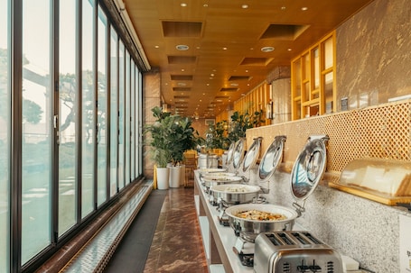 Desayuno con opciones de la cocina local diario (KRW 15000 por persona)