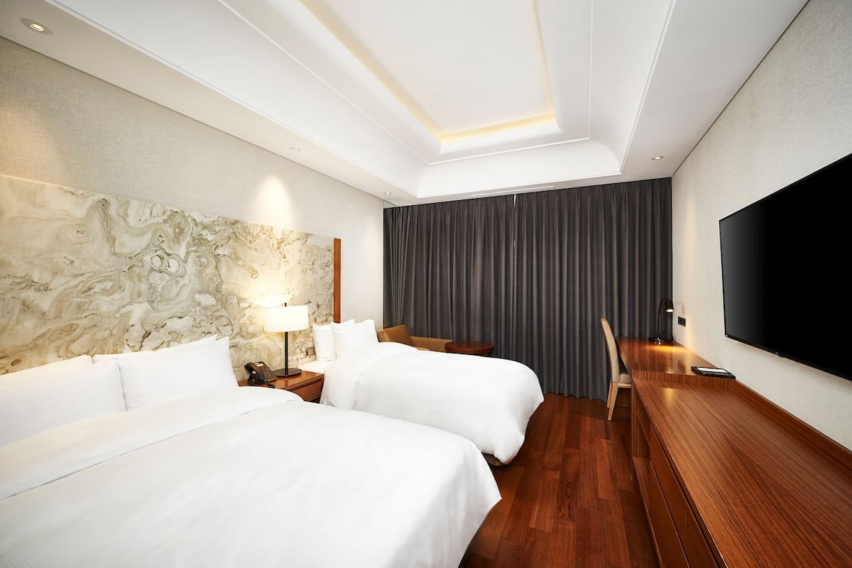 1 bedroom, premium bedding, down duvets, in-room safe