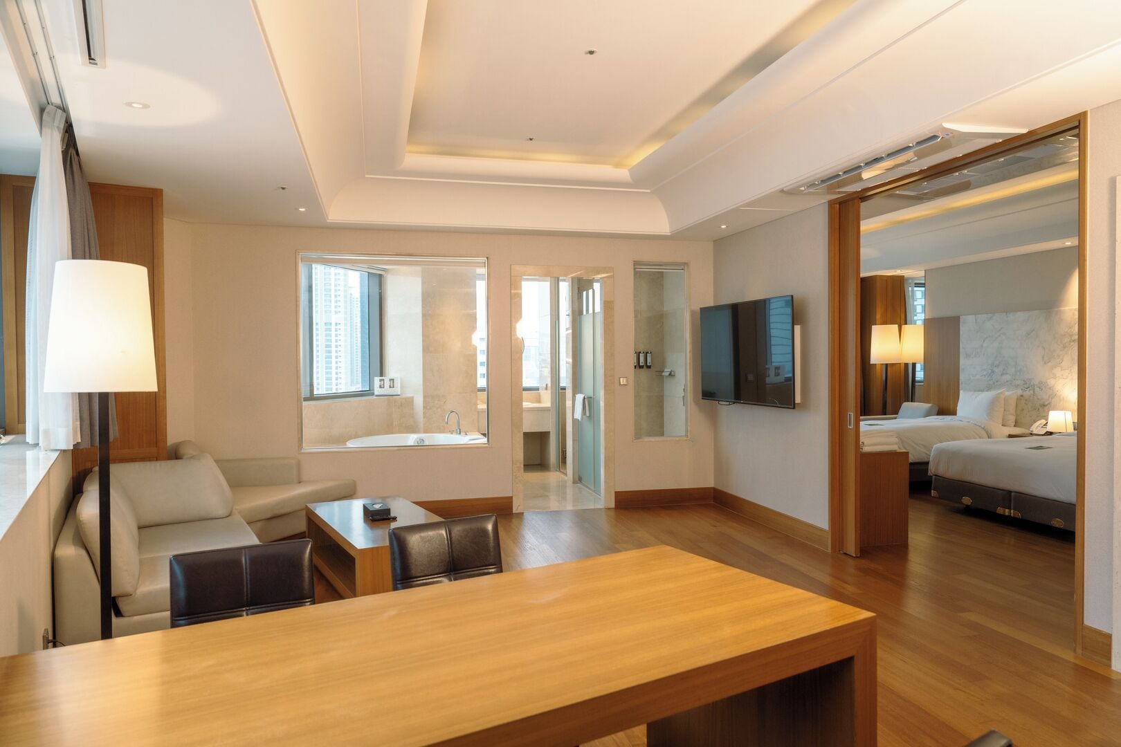 로열 스위트 | 거실 공간 | 평면 TV