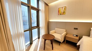 Modern Deluxe Twin | 1 bedroom, premium bedding, down comforters, in-room safe