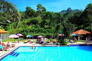 Una piscina al aire libre
