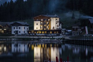 Front of property - evening/night - Hotel Sorapiss (Auronzo di Cadore)