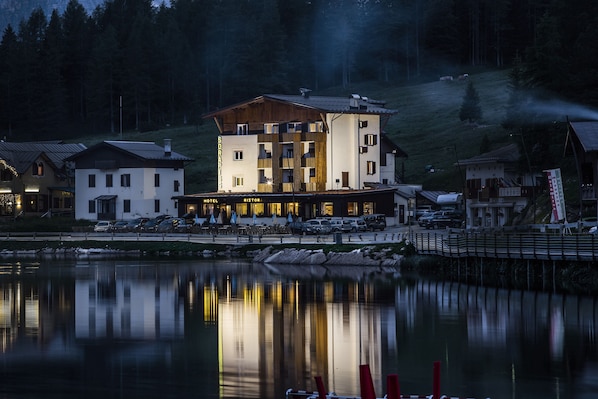 Façade de l’hébergement – soirée/nuit