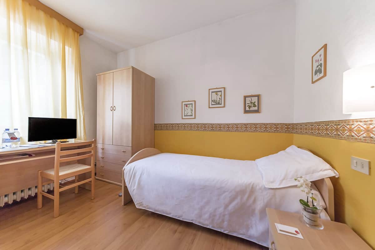 Standard Single Room | In-room safe, desk, WiFi (free), bed sheets