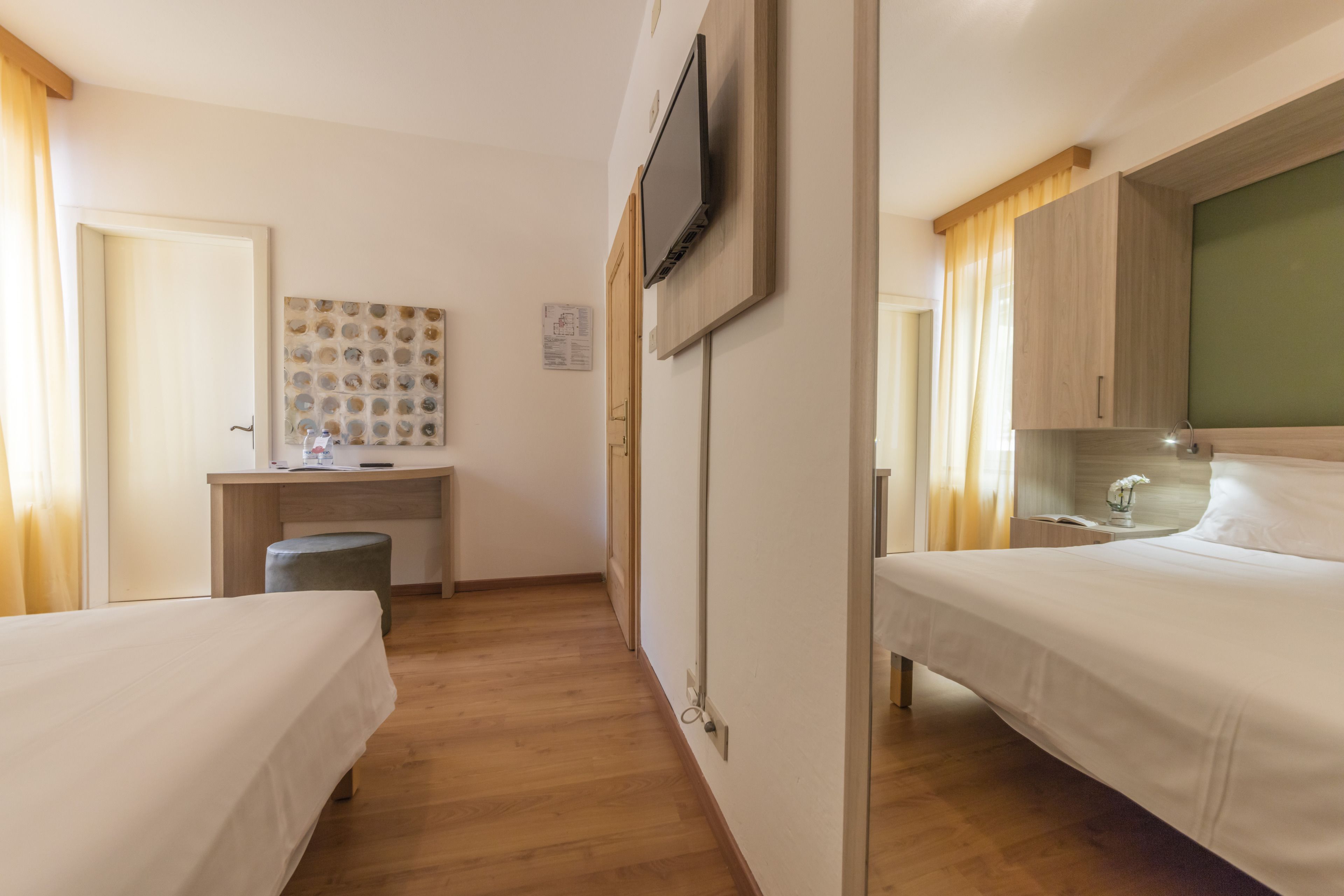 standard double room | in-room safe, desk, free wifi, bed sheets