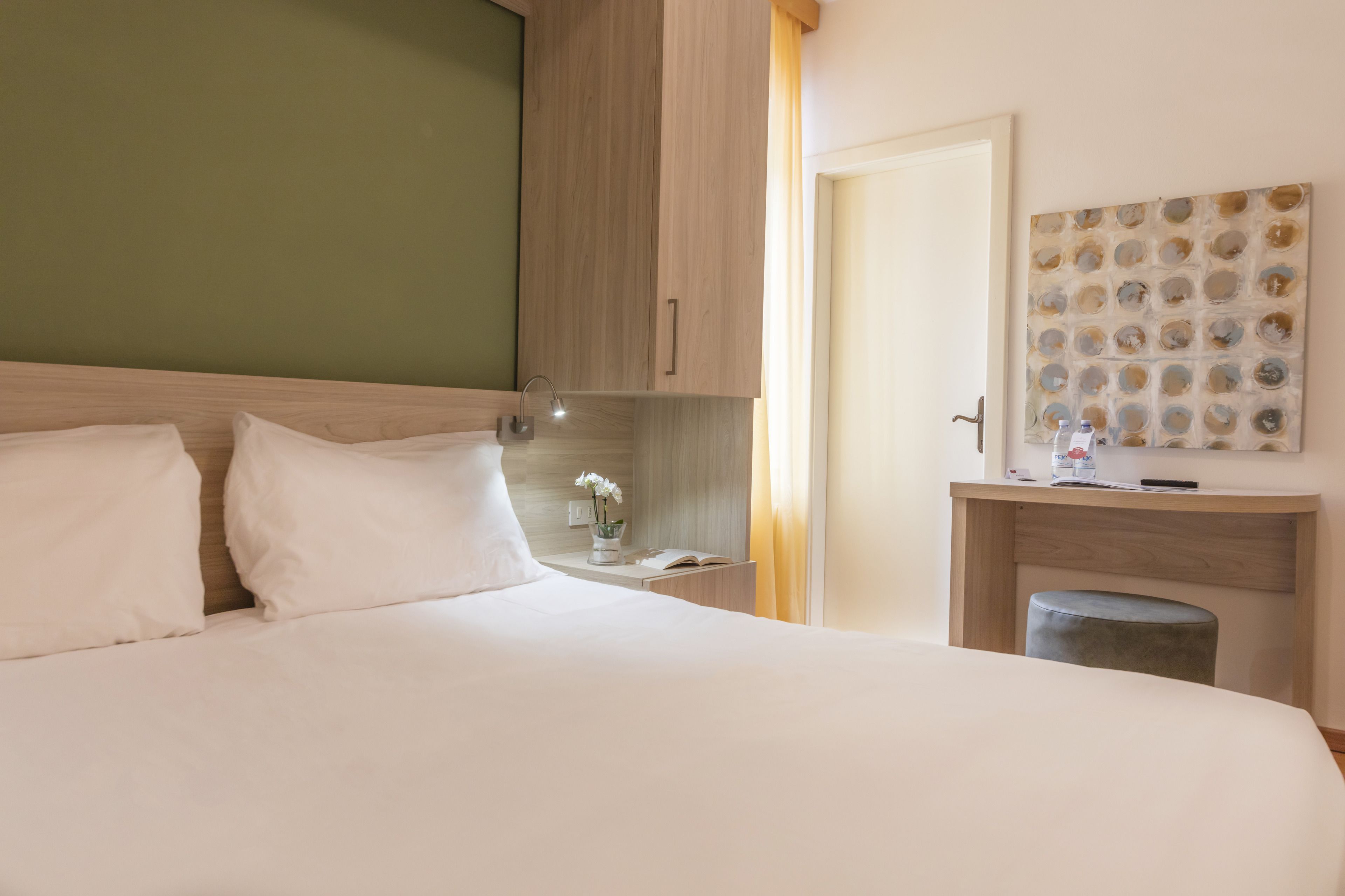 standard double room | in-room safe, desk, free wifi, bed sheets