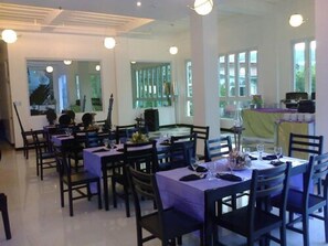 Breakfast, lunch, dinner served; international cuisine  - The ApplePeach House (Legazpi)