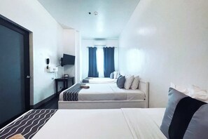 Triple Room | Desk, laptop workspace, soundproofing, iron/ironing board - The ApplePeach House (Legazpi)