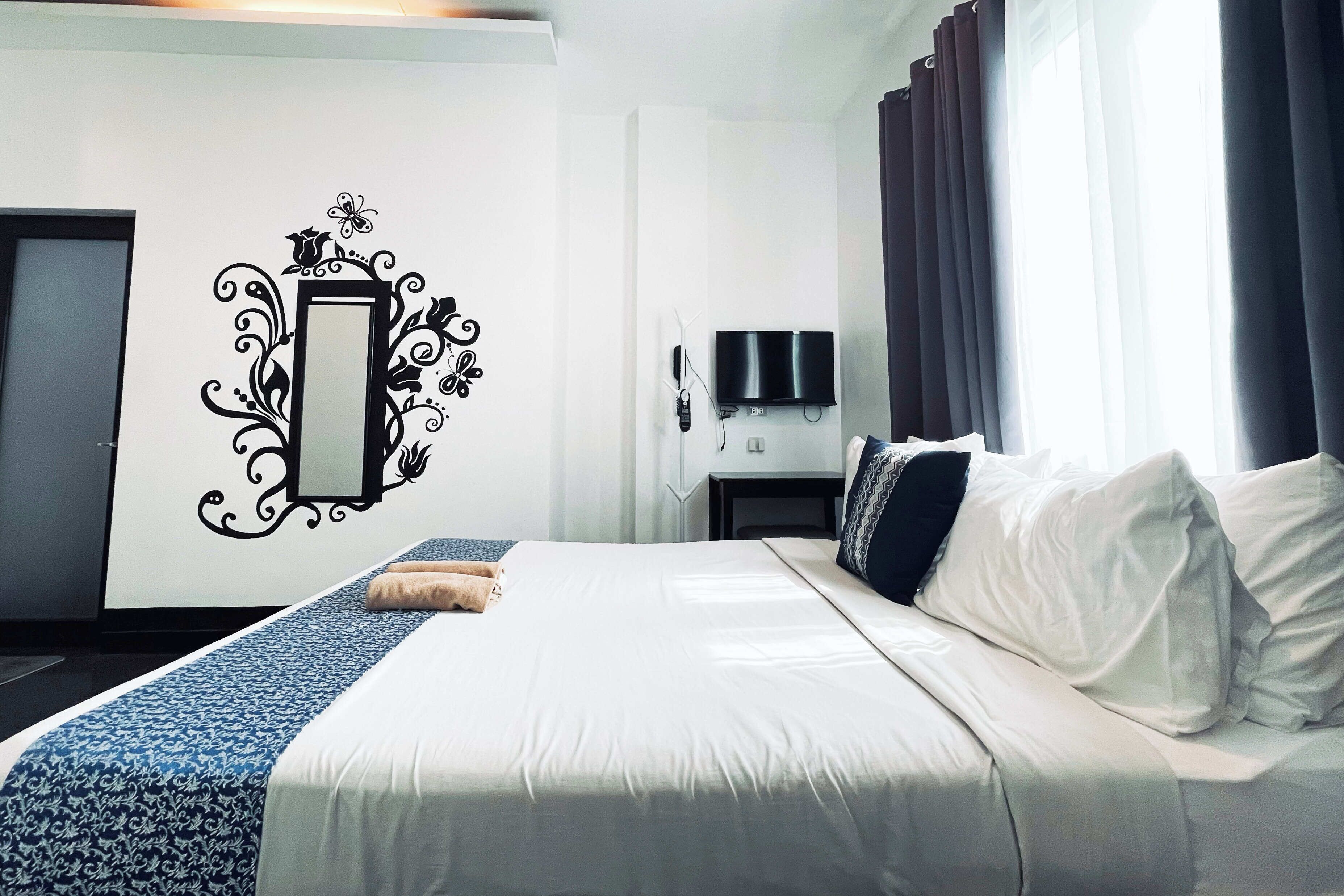 Standard Queen Room | Desk, laptop workspace, soundproofing, iron/ironing board