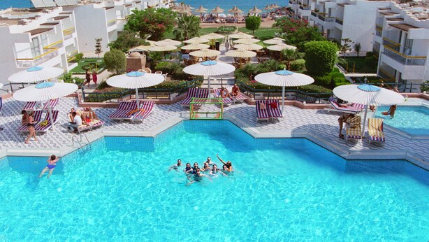 Outdoor pool, pool umbrellas, sun loungers - Beirut Hotel Hurghada (Hurghada)