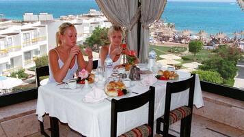 2 restaurants, breakfast, lunch, dinner served; international cuisine