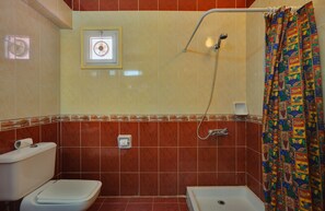 Standaard kamer | Badkamer | Een douche, gratis toiletartikelen, een haardroger, handdoeken