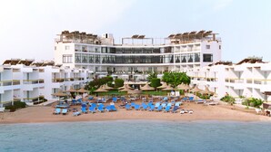 Private beach, sun loungers, beach umbrellas, beach towels - Beirut Hotel Hurghada (Hurghada)
