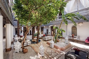 Free daily continental breakfast  - Riad Les Jardins d'Henia (Marrakech)