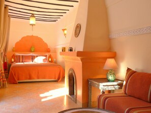 Honeymoon Suite, 1 Bedroom, Private Bathroom, Pool View | Premium bedding, laptop workspace, blackout drapes, rollaway beds - Riad Shukran (Marrakech)