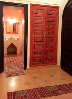 Habitación doble Confort, 1 habitación, baño privado, vista a la alberca | Baño | Regadera, amenidades de baño gratuitas, secadora de cabello, toallas