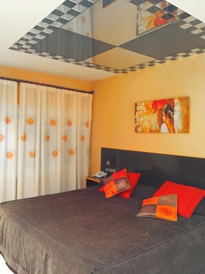 Desk, blackout curtains, soundproofing, free WiFi - Hotel La Unión (Humanes de Madrid)