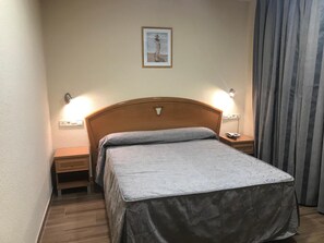 Schreibtisch, Verdunkelungsvorhänge, schallisolierte Zimmer