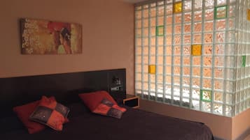 Escritorio, cortinas blackout, sistema de insonorización y wifi gratis