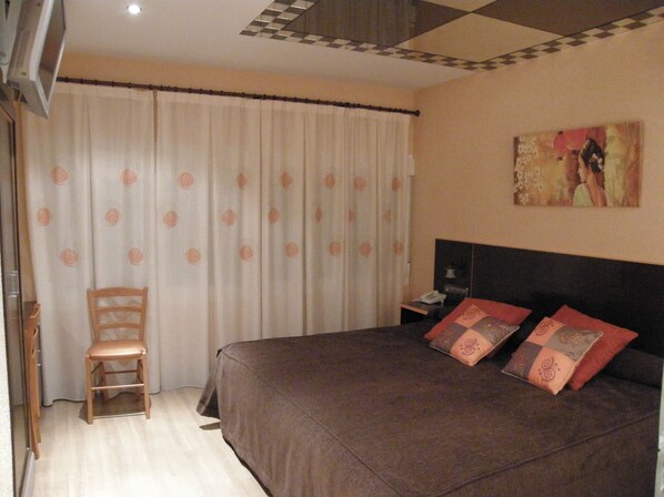 Desk, blackout curtains, soundproofing, free WiFi - Hotel La Unión (Humanes de Madrid)